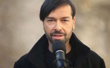 Ο Ανδρέας Λάμπρου παρουσιάζει μια «Γη που αιμορραγεί»