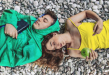 Το “Blink” του Φιλ Πόρτερ με τους Θάνο Λέκκα και Παναγιώτα Βιτετζάκη στο Θέατρο του Νέου Κόσμου