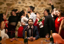 “Να γιατί πεθαίνω σύντροφοι”, με τον Αντώνη Καφετζόπουλο, σε σκηνοθεσία Ηλία Κούτλα