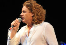 Ο Πέτρος Γαϊτάνος σε “τραγούδια που αγαπήσαμε”, στο Stage 7, με την Ηρώ Σαΐα και τη Φωτεινή Δάρρα