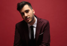 Ο Δημήτρης Κόψης υποδέχεται το καλοκαίρι στο Tiki Bar