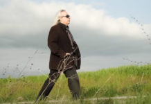 Ο Γιάννης Αγγελάκας “έχει κέφια” και κυκλοφορεί νέο album! Ακούστε το πρώτο single…