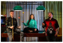 Ο Φοίβος Δεληβοριάς με τη Νεφέλη Φασούλη και τον Δημήτρη Μεντζέλο, στην Ελευσίνα