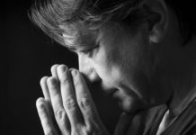 Η συναυλία «Μίκης Θεοδωράκης: Λυρικές εικόνες» στην Εναλλακτική Σκηνή της ΕΛΣ, με κεντρικό ερμηνευτή τον Γιάννη Κότσιρα