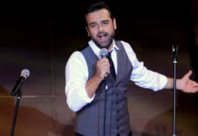 O Δώρος Δημοσθένους σε “βραδιές Elvis Presley”, στο Half Note