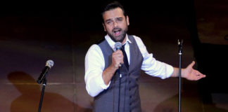 O Δώρος Δημοσθένους σε “βραδιές Elvis Presley”, στο Half Note