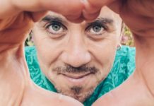 Ο Τσέζαρις Γκραουζίνις σκηνοθετεί τον Θανάση Τσαλταμπάση στο “Φιλιά, Όσκαρ…”