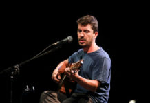 O Γιάννης Παπαγεωργίου σε ένα μουσικό πρόγραμμα εφ’ όλης της ύλης στον Σταυρό του Νότου