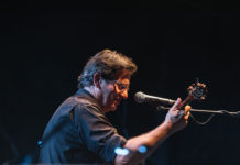 Ο Θανάσης Παπακωνσταντίνου επιστρέφει στην Αθήνα για συναυλίες…