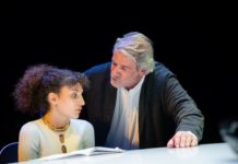 Η επίκαιρη “Ολεάννα” του Ντέιβιντ Μάμετ ανεβαίνει για δεύτερη χρονιά…