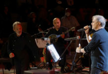 Ο Σταύρος Ξαρχάκος τιμά τον Νίκο Ξυλούρη στο Christmas Theater…