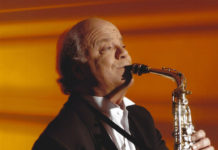 ΑΝΑΒΟΛΗ — Ο Γιώργος Κατσαρός σε ένα αφιέρωμα στους μεγάλους συνθέτες, με ερμηνευτές τη Λένα Αλκαίου και τον Γεράσιμο Ανδρεάτο!