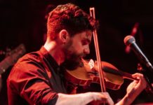 Ο βιολονίστας και τραγουδοποιός Παναγιώτης Λάμπουρας στο μυσταγωγικό χώρο της Αγγλικανικής Εκκλησίας του Αγίου Παύλου!