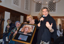 Απονομή σε Σταμάτη Κραουνάκη & Ελεωνόρα Ζουγανέλη, για το Νο1 Ελληνικό album του 2022!