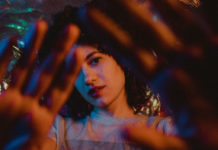 «Εσύ με κάνεις και μπορώ» αποκαλύπτει στο τρίτο της album η Μυρτώ Βασιλείου!