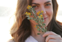 Κυκλοφόρησε το video clip με τη Ρένα Μόρφη να ερμηνεύει την διασκευή για το “Μια Κυριακή του Μάρτη”!