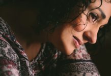 Καίτη Κουλλιά feat. Κίτρινα Ποδήλατα – “Τον κόσμο σβήσε”