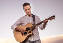 Ο Παύλος Καρποδίνης στο Γυάλινο UpStage, με guests τις Θέλμα Καραγιάννη και Σοφία Βόσσου