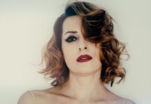 «Η Σάντρα στο Φως» του Άκη Δήμου, στο θέατρο Φούρνος