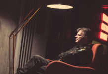 Ο Φοίβος Δεληβοριάς unplugged και με ωραία παρέα, στο Θέατρο Θησείον…