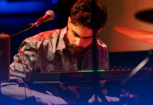 Ο βιολονίστας και τραγουδοποιός Παναγιώτης Λάμπουρας στο SIX D.O.G.S.