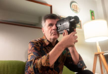 Ο Φοίβος Δεληβοριάς “ξεφυλλίζει” τα προσωπικά του album στη Θεσσαλονίκη!