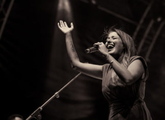 Η Ιουλία Καραπατάκη για 4 live στη Θεσσαλονίκη και στο Block 33