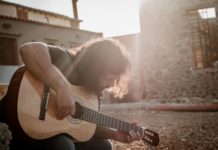 Ο Μάνος Τρυπιάς στο Caja de Musica με την ροκ παράσταση: “Ελάτε ή θα σας βρούμε”!