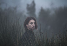 Ο τραγουδοποιός Βαγγέλης Λαζόπουλος κυκλοφορεί “Κάπου Ανάμεσα” μας με το πρώτο του album!