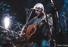 Ο Δημήτρης Μυστακίδης και η μπάντα, στο club του Σταυρού του Νότου!