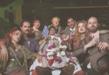 “Πόθεν έσχες” στο θέατρο Βεάκη. Μια παράσταση που αντικατοπτρίζει πολλά που ζούμε σήμερα…