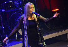 Θεοδοσία Τσάτσου – “Μέσα σε κρυστάλλινα νερά”