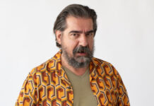 Ο Γιάννης Δρακόπουλος γίνεται… “Caveman” στο Θέατρο Αργώ!