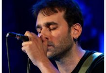 Ο Θεολόγος Κάππος στη σκηνή του Caja de Μúsica