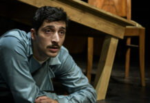 “Η Λέξη Πρόοδος στο Στόμα της Μητέρας μου Ηχούσε Πολύ Φάλτσα” για λίγες παραστάσεις, ξανά στο Θέατρο Μπέλλος