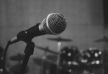 Γνωστοί τραγουδιστές που έχουν συνδεθεί με την πράσινη τσόχα…