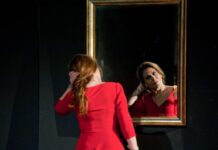 Μια παράσταση Θρύλος! Ένας Ύμνος στη γυναικεία αξιοπρέπεια! Η “πόρνη από πάνω” επιστρέφει για… 13η χρονιά!