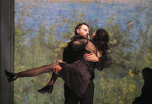 “Κάθε καρδιά έχει τους σκελετούς της”… Μια τολμηρή μεταγραφή του μυθιστορήματος του Λέοντος Τολστόι “Καρένινα”, στο Θέατρο Θησείον