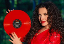 Η Φωτεινή Δάρρα επιχειρεί μια μουσική διαδρομή “από το βινύλιο στην κασέτα”, στο Half Νote!