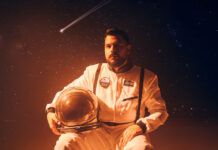 Ο Χρήστος Κούρτογλου παρουσιάζει το ντεπούτο άλμπουμ του “Στον πλανήτη ουρανό”