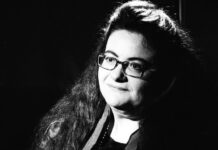 “Σκληρές βιολέτες”: Η μουσική παράσταση της Νένας Βενετσάνου στην Αμαξοστοιχία – Θέατρο το Τρένο στο Ρουφ