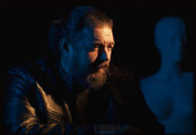 Ο Μάνος Τρυπιάς επιστρέφει δισκογραφικά “Σε Φόντο Ερυθρό”