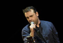 Ο Δώρος Δημοσθένους, επιστρέφει στο «Πατάρι» του θεάτρου Μεταξουργείο, με αναμνήσεις από εποχή Κηλαηδόνη!