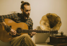 Δημήτρης Μεσημέρης – “Ο Θεός είναι γυναίκα”