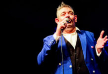 Ο Χρήστος Μουστάκας, γιορτάζει 25 χρόνια στο χώρο, στο Γυάλινο UpStage, με καλεσμένη τη Γεωργία Αγγέλου