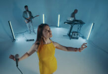 Les Au Revoir – “Η γκαρσόνα” (διασκευή)