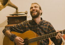 Ο Δημήτρης Μεσημέρης παρουσιάζει 8 καινούργια τραγούδια, στο νέο του album “Τικ Τακ”