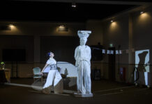 “Η Καρυάτιδα!” του Γιώργου Καπουτζίδη θα… επισκεφθεί φέτος το Θέατρο Κάππα