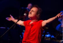 Ο εμβληματικός Βασίλης Παπακωνσταντίνου σε μια μοναδική συναυλία στο Θέατρο Βράχων Μελίνα Μερκούρη