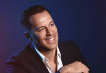 «Κάτω από το Φως του Φεγγαριού» τραγουδάει στο νέο του album ο Αδάμ Τσαρούχης…